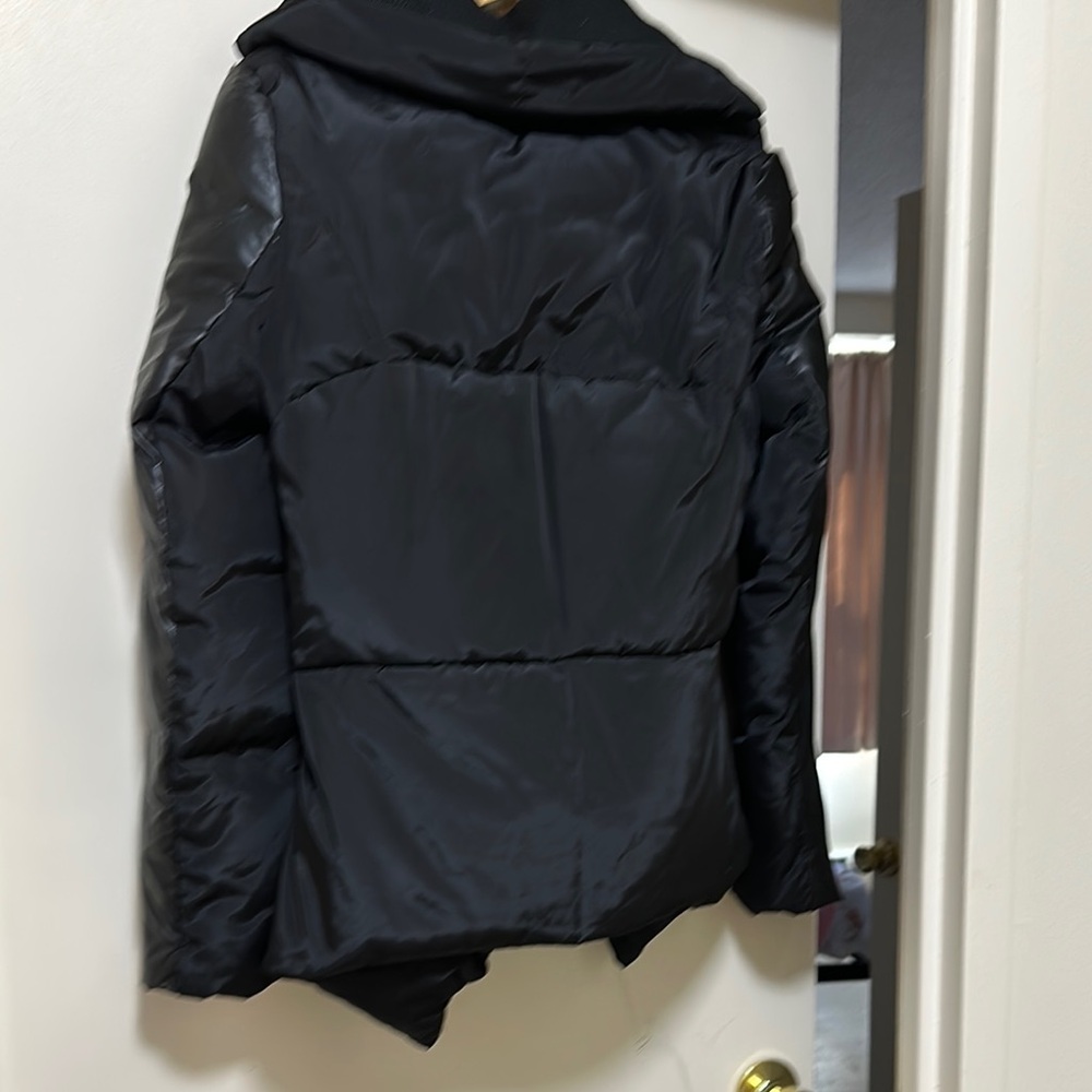 Sleek Black Puffer Jacket with Quilted Sleeves - Picture 2 of 3